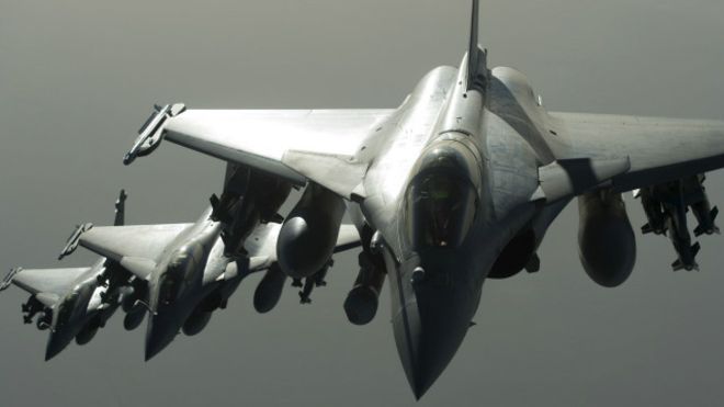 أخذت الطائرات الفرنسية تكثف قصفها لمواقع تنظيم الدولة الإسلامية